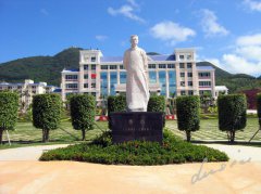 鲁迅雕像：一代文豪的精神印记